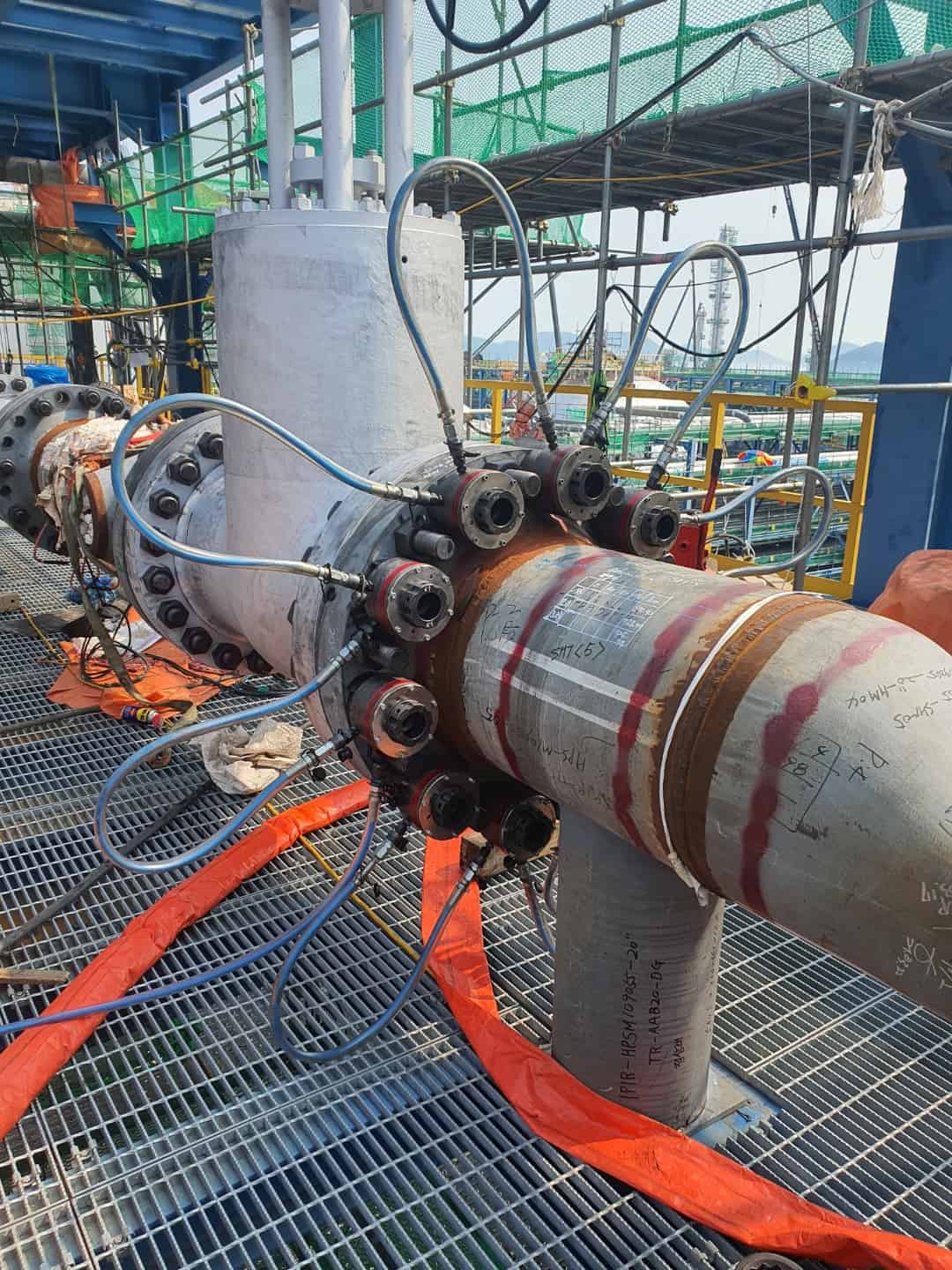 Hydraulic bolt tensioner